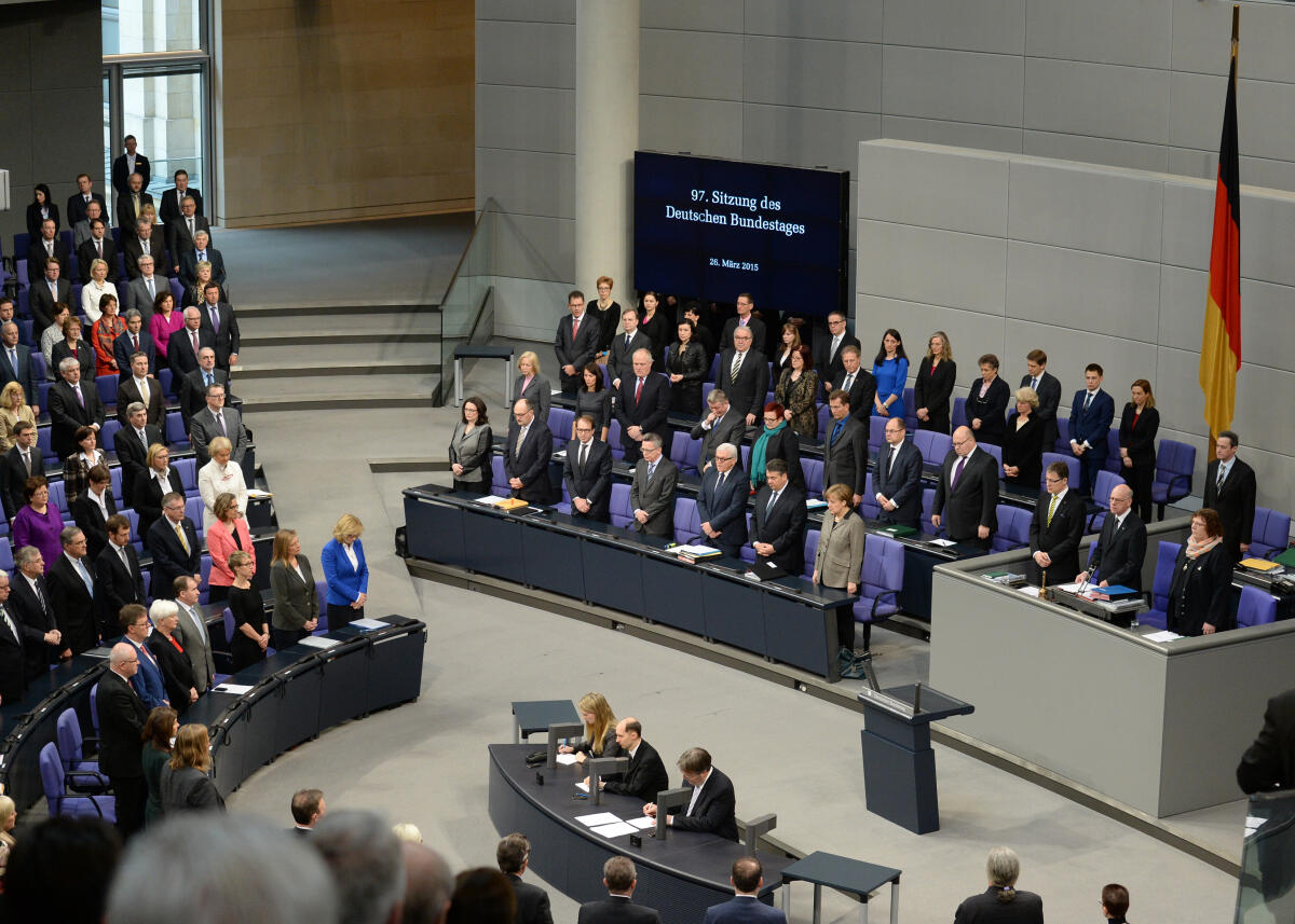 Der Bundestag hat am Donnerstag, 26. März 2015, der Opfer des Germanwings-Flugzeugabsturzes in den französischen Alpen vom 24. März gedacht.; Trauerminute, Regierungsbank, Abgedordnete, Gedenken, Plenum, Plenarsaal, Übersicht Der Bundestag hat am Donnerstag, 26. März 2015, der Opfer des Germanwings-Flugzeugabsturzes in den französischen Alpen vom 24. März gedacht.; Trauerminute, Regierungsbank, Abgedordnete, Gedenken, Plenum, Plenarsaal, Übersicht