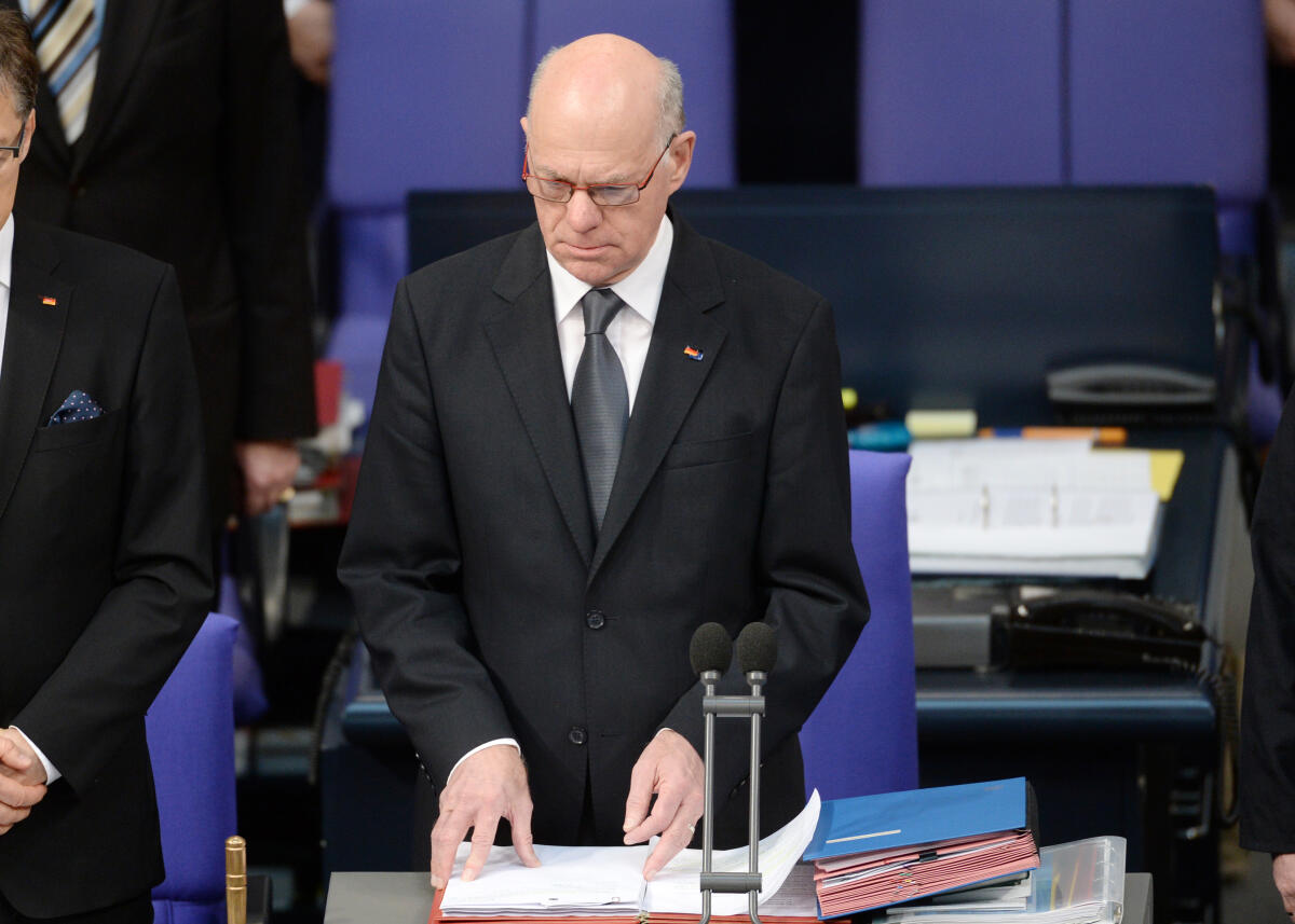 Bundestagspräsident Prof. Dr. Norbert Lammert gedenkt, nachdem sich die Mitglieder des Bundestages von den Plätzen erhoben haben, zu Beginn der 97. Sitzung des Deutschen Bundestages an den Absturz eines Verkehrsflugzeuges in den Alpen mit den Worten "Mit jähem Entsetzen und tiefer Trauer haben wir die Nachricht von dem verheerenden Flugzeugabsturz in den Alpen erhalten".; Trauer, Trauerminute, Gedenkminute, Gedenken. Lammert, Norbert Bundestagspräsident Prof. Dr. Norbert Lammert gedenkt, nachdem sich die Mitglieder des Bundestages von den Plätzen erhoben haben, zu Beginn der 97. Sitzung des Deutschen Bundestages an den Absturz eines Verkehrsflugzeuges in den Alpen mit den Worten "Mit jähem Entsetzen und tiefer Trauer haben wir die Nachricht von dem verheerenden Flugzeugabsturz in den Alpen erhalten".; Trauer, Trauerminute, Gedenkminute, Gedenken.