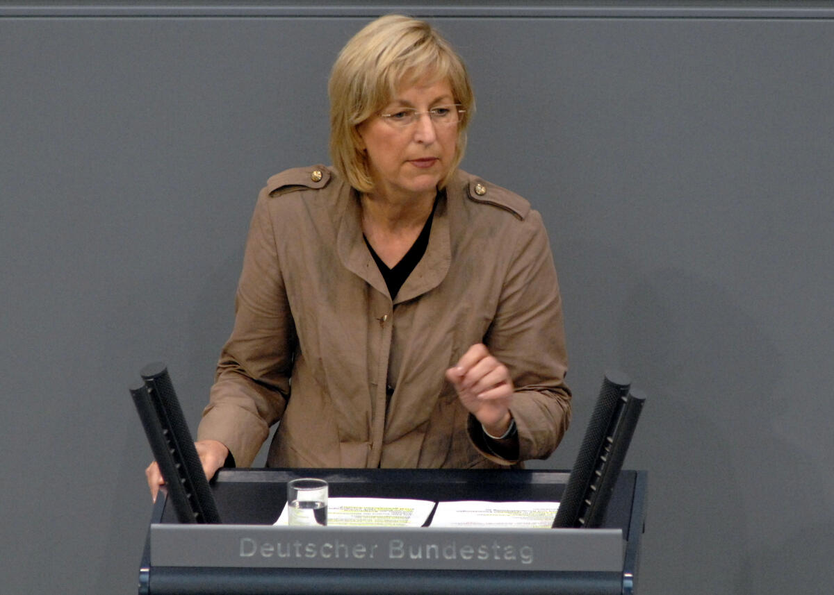 Ina Lenke, FDP, Bundestagsabgeordnete, Abgeordnete, Mitglied des Deutschen Bundestages, MdB, Rede, Deutscher Bundestag, 118. Sitzung, TOP 4, Thema: Ausbau der Kindertagesbetreuung.; Rednerpult. Lenke, Ina Ina Lenke, FDP, Bundestagsabgeordnete, Abgeordnete, Mitglied des Deutschen Bundestages, MdB, Rede, Deutscher Bundestag, 118. Sitzung, TOP 4, Thema: Ausbau der Kindertagesbetreuung.; Rednerpult.