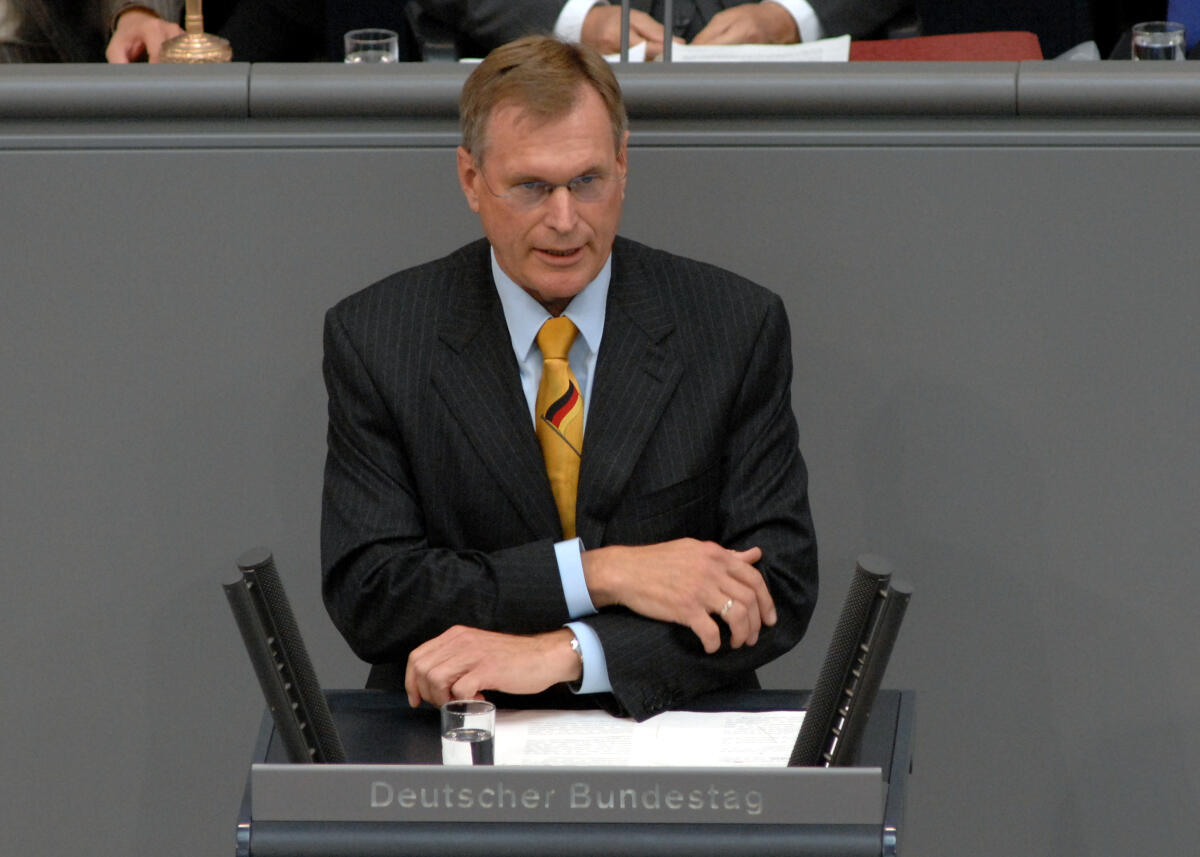 Singhammer, Johannes Johannes Singhammer, CDU/CSU, Bundestagsabgeordneter, Abgeordneter, Mitglied des Deutschen Bundestages, MdB, Rede, Deutscher Bundestag, 118. Sitzung, TOP 4,  Thema: Ausbau der Kindertagesbetreuung.; Rednerpult.