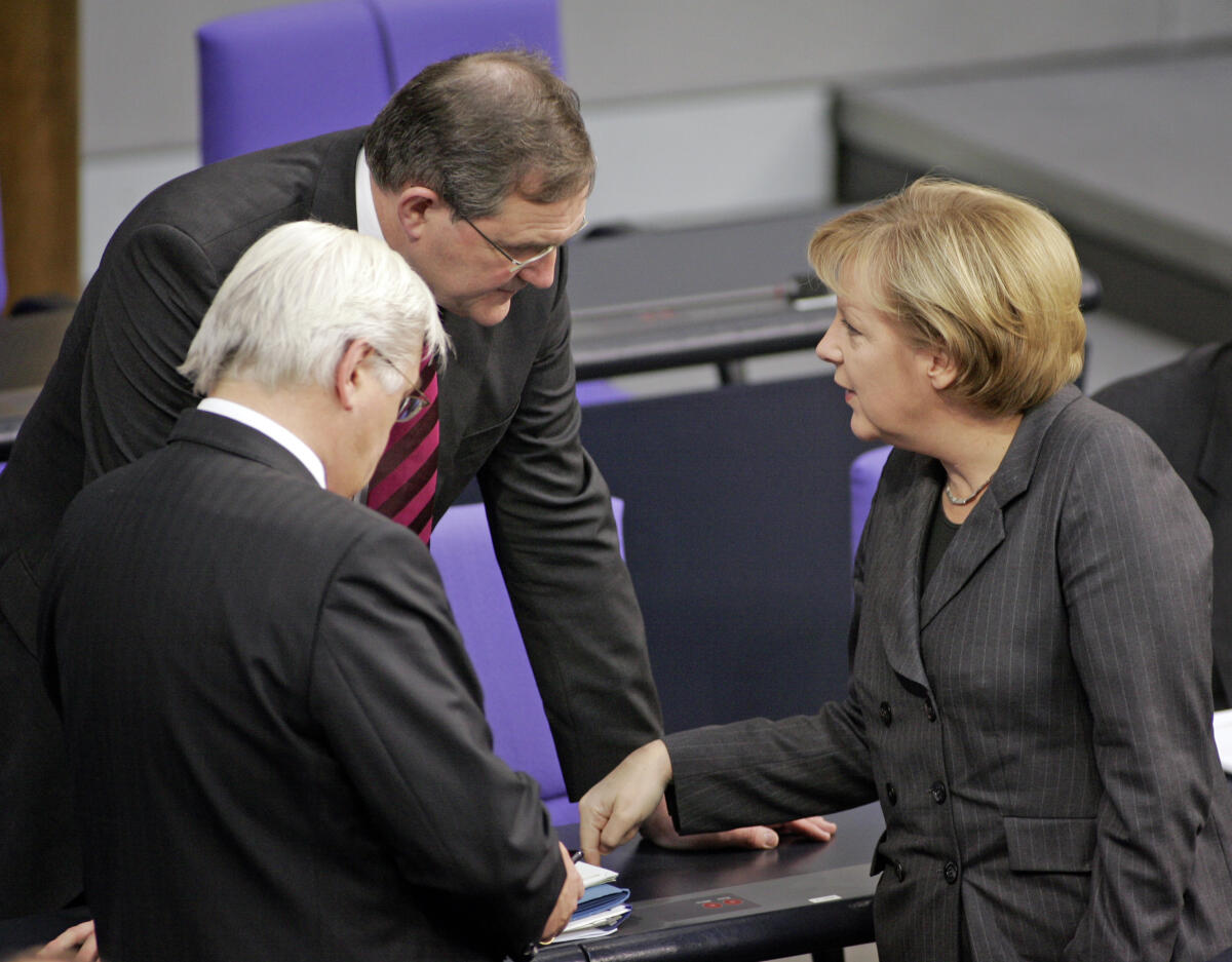 Bundeskanzlerin Angela Merkel, CDU/CSU, im Gespräch mit Bundesverteidigungsminister Franz Josef Jung , CDU/CSU, und Bundesaußenminister Frank-Walter Steinmeier (li.), SPD, vor Beginn der Bundestagssitzung, in der über eine Mandatsverlängerung für die Operation Enduring Freedom abgestimmt wird. Bundeskanzlerin Angela Merkel, CDU/CSU, im Gespräch mit Bundesverteidigungsminister Franz Josef Jung , CDU/CSU, und Bundesaußenminister Frank-Walter Steinmeier (li.), SPD, vor Beginn der Bundestagssitzung, in der über eine Mandatsverlängerung für die Operation Enduring Freedom abgestimmt wird.
