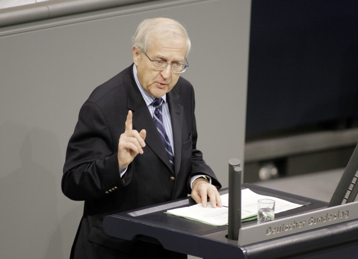 Bundestag Rainer Brüderle, MdB, FDP am Rednerpult im Plenarsaal Brüderle, Rainer Bundestag Rainer Brüderle, MdB, FDP am Rednerpult im Plenarsaal