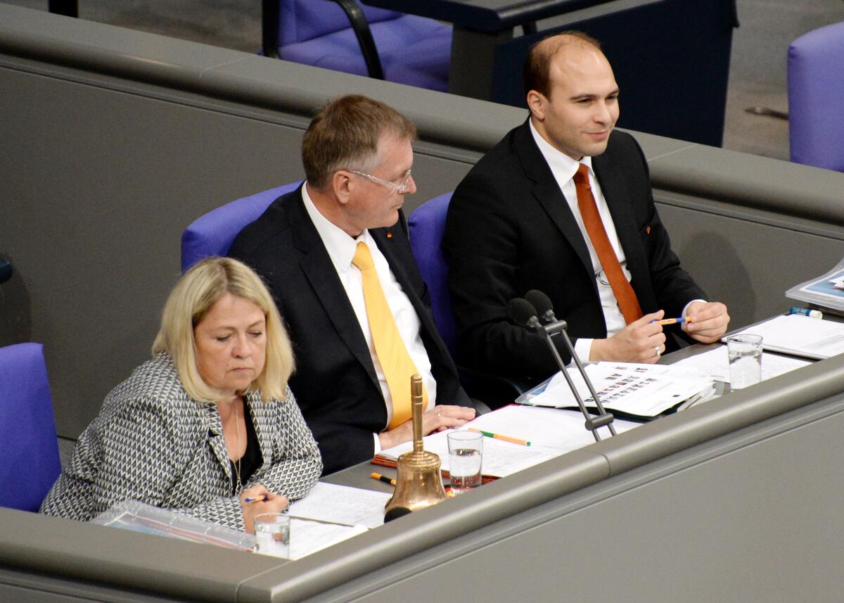 Oßner, Florian; Singhammer, Johannes; Wöllert, Birgit Schriftführer: Florian Oßner, (re), CDU/CSU, Birgit Wöllert, (li), DIE LINKE, Vorsitz: Bundestagsvizepräsident Johannes Singhammer, CDU/CSU, Deutscher Bundestag, 39. Sitzung, Top 5, Thema: Staatsangehörigkeitsrecht.