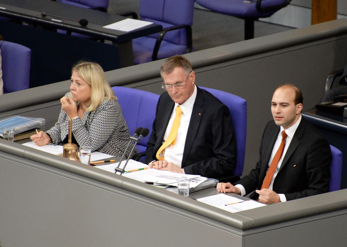 Oßner, Florian; Singhammer, Johannes; Wöllert, Birgit Schriftführer: Florian Oßner, (re), CDU/CSU, Birgit Wöllert, (li), DIE LINKE, Vorsitz: Bundestagsvizepräsident Johannes Singhammer, CDU/CSU, Deutscher Bundestag, 39. Sitzung, Top 5, Thema: Staatsangehörigkeitsrecht.