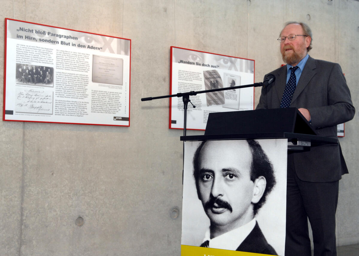 Thierse, Wolfgang Bundestagsvizepräsident Dr. h. c. Wolfgang Thierse, SPD, eröffnet im Westfoyer des Paul-Löbe-Hauses im Deutschen Bundestag die Ausstellung "Für Recht und Freiheit - Ludwig Marum, Mitglied des Reichstags. Ermordet 1934". Ludwig Marum wurde am 5. November 1882 geboren. Sein 125. Geburtstag ist Anlass mit dieser Ausstellung an ihn zu erinnern.