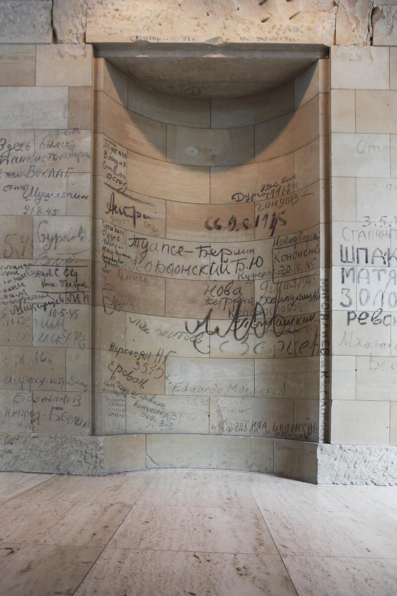  Blick auf die Inschriften der sowjetischen Soldaten.; Graffiti, kyrillisch, 2. Weltkrieg, Denkmal