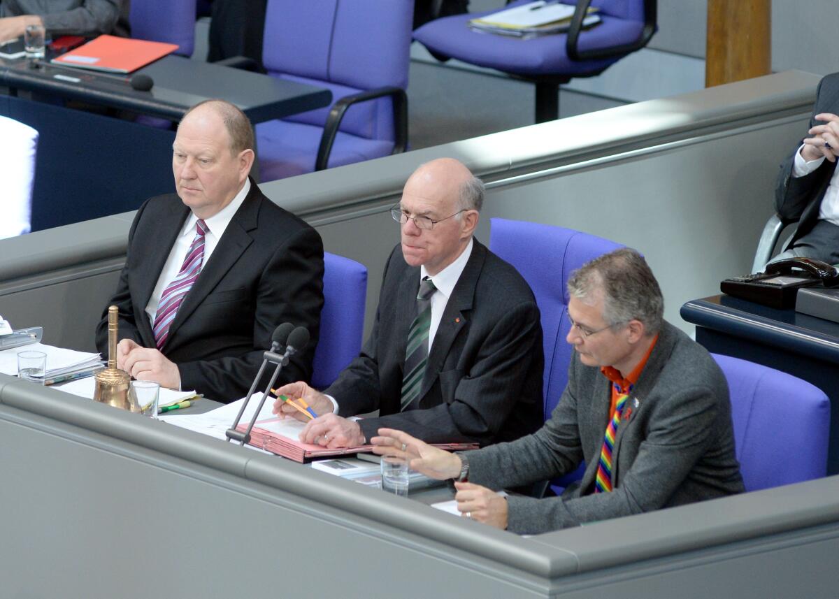 Schriftführer: Klaus Brähmig, (li), CDU/CSU, Harald Petzold, (re), DIE LINKE, Vorsitz: Bundestagspräsident Prof. Dr. Norbert Lammert, (mitte), CDU/CSU, 20. Sitzung Deutscher Bundestag. Brähmig, Klaus; Petzold, Harald; Lammert, Norbert Schriftführer: Klaus Brähmig, (li), CDU/CSU, Harald Petzold, (re), DIE LINKE, Vorsitz: Bundestagspräsident Prof. Dr. Norbert Lammert, (mitte), CDU/CSU, 20. Sitzung Deutscher Bundestag.