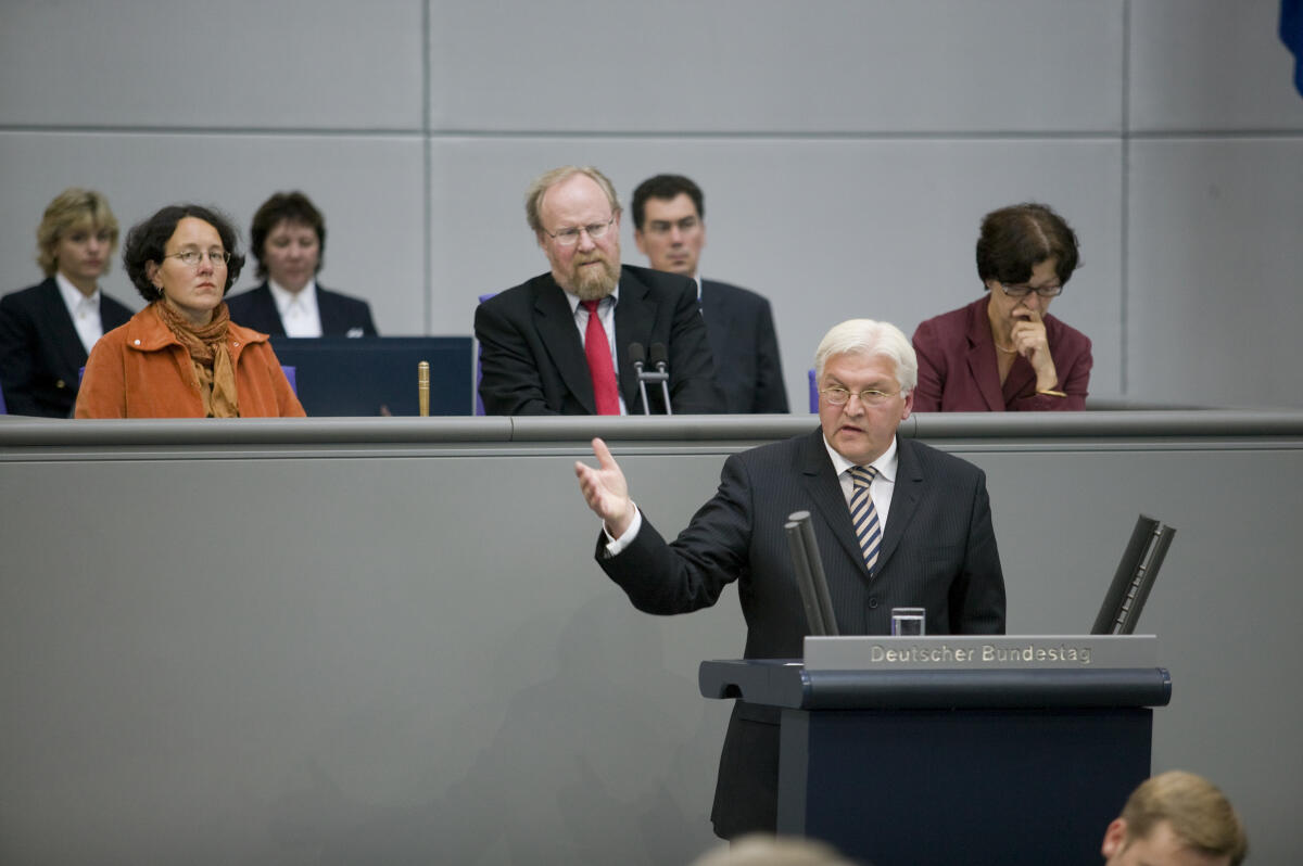 Lazar, Monika; Thierse, Wolfgang; Drobinski-Weiß, Elvira; Steinmeier, Frank-Walter Dr. Frank Walter Steinmeier, SPD, Bundesminister des Auswärtigen, Mitglied der Bundesregierung ohne Bundestagsmandat, bei seiner Rede im Plenum, dahinter von links: Monika Lazar, Bündnis 90/Die Grünen, Schriftführerin, Dr. h.c. Wolfgang Thierse, SPD, Bundestagsvizepräsident, leitet die Sitzung und Elvira Drobinski-Weiß, SPD, Schriftführerin.; Abgeordnete, MdB, redend, Rednerpult, Geste, Gestik