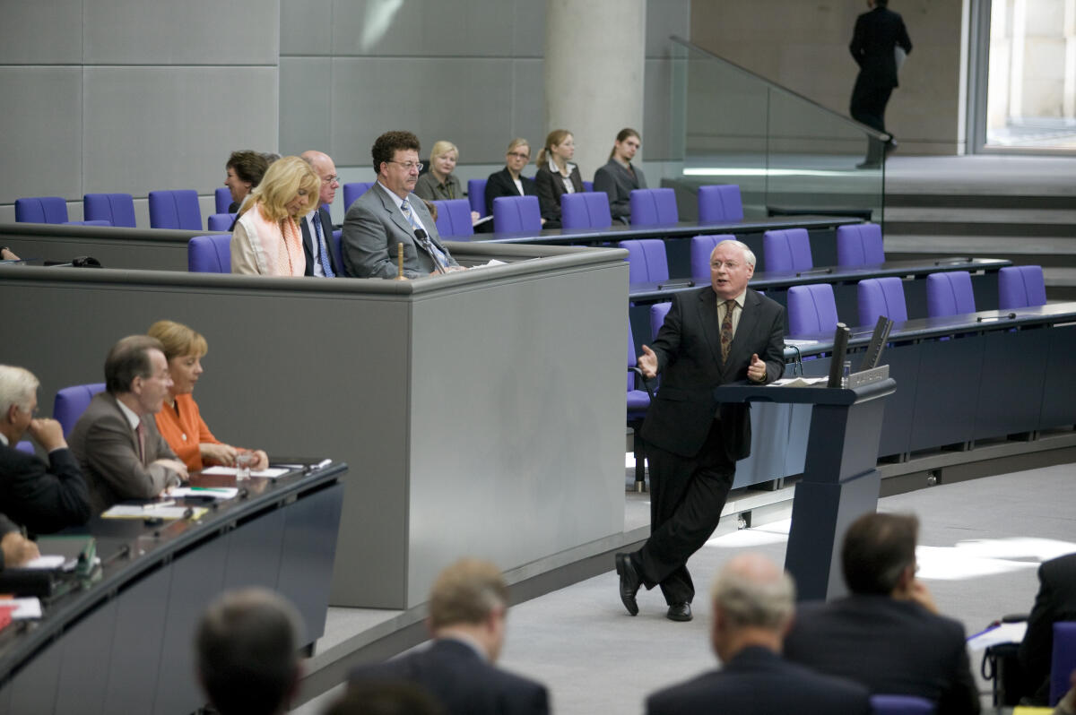 Oskar Lafontaine, DIE LINKE., Fraktionsvorsitzender, wendet sich während seiner Rede an Franz Müntefering, SPD, Bundesminister für Arbeit und Soziales und Vizekanzler und an Dr. Angela Merkel, CDU/CSU, Bundeskanzlerin, auf der Regierungsbank. Der Vorstand: Dr. Claudia Winterstein, FDP, Schriftführerin, Dr. Nobert Lammert, CDU/CSU, Bundestagspräsident, leitet die Sitzung und Hans-Joachim Fuchtel, CDU/CSU, Schriftführer, während der Sitzung.; Abgeordnete, MdB, CDU/CSU-Fraktion, redend, Rednerpult, Geste, Gestik, Vorsitzender der DIE LINKE-Fraktion Lafontaine, Oskar; Winterstein, Claudia; Lammert, Norbert; Fuchtel, Hans-Joachim; Müntefering, Franz; Merkel, Angela Oskar Lafontaine, DIE LINKE., Fraktionsvorsitzender, wendet sich während seiner Rede an Franz Müntefering, SPD, Bundesminister für Arbeit und Soziales und Vizekanzler und an Dr. Angela Merkel, CDU/CSU, Bundeskanzlerin, auf der Regierungsbank. Der Vorstand: Dr. Claudia Winterstein, FDP, Schriftführerin, Dr. Nobert Lammert, CDU/CSU, Bundestagspräsident, leitet die Sitzung und Hans-Joachim Fuchtel, CDU/CSU, Schriftführer, während der Sitzung.; Abgeordnete, MdB, CDU/CSU-Fraktion, redend, Rednerpult, Geste, Gestik, Vorsitzender der DIE LINKE-Fraktion