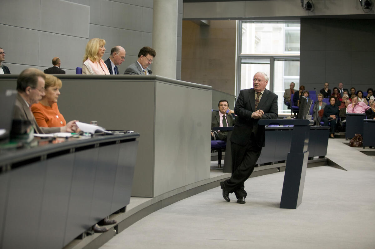 Oskar Lafontaine, DIE LINKE., Fraktionsvorsitzender, wendet sich während seiner Rede an Franz Müntefering, SPD, Bundesminister für Arbeit und Soziales und Vizekanzler und an Dr. Angela Merkel, CDU/CSU, Bundeskanzlerin, auf der Regierungsbank. Der Vorstand: Dr. Claudia Winterstein, FDP, Schriftführerin, Dr. Nobert Lammert, CDU/CSU, Bundestagspräsident, leitet die Sitzung und Hans-Joachim Fuchtel, CDU/CSU, Schriftführer, während der Sitzung.; Abgeordnete, MdB, CDU/CSU-Fraktion, redend, Rednerpult, Geste, Gestik, Vorsitzender der DIE LINKE-Fraktion Lafontaine, Oskar; Winterstein, Claudia; Lammert, Norbert; Fuchtel, Hans-Joachim; Müntefering, Franz; Merkel, Angela Oskar Lafontaine, DIE LINKE., Fraktionsvorsitzender, wendet sich während seiner Rede an Franz Müntefering, SPD, Bundesminister für Arbeit und Soziales und Vizekanzler und an Dr. Angela Merkel, CDU/CSU, Bundeskanzlerin, auf der Regierungsbank. Der Vorstand: Dr. Claudia Winterstein, FDP, Schriftführerin, Dr. Nobert Lammert, CDU/CSU, Bundestagspräsident, leitet die Sitzung und Hans-Joachim Fuchtel, CDU/CSU, Schriftführer, während der Sitzung.; Abgeordnete, MdB, CDU/CSU-Fraktion, redend, Rednerpult, Geste, Gestik, Vorsitzender der DIE LINKE-Fraktion