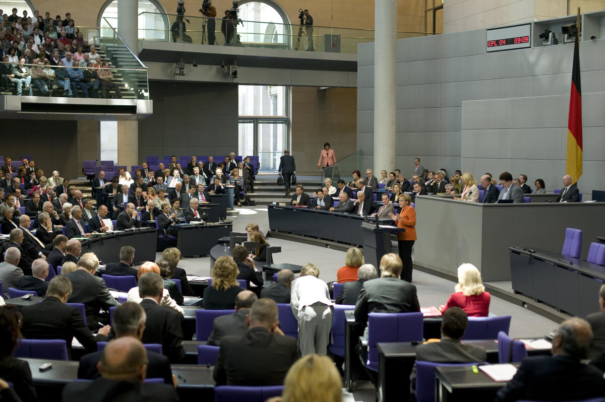 Blick ins Plenum, Bundeskanzlerin Dr. Angela Merkel, CDU/CSU, am Rednerpult.; Abgeordnete, MdB, Rede, redend, Geste, Gestik, Übersicht Merkel, Angela Blick ins Plenum, Bundeskanzlerin Dr. Angela Merkel, CDU/CSU, am Rednerpult.; Abgeordnete, MdB, Rede, redend, Geste, Gestik, Übersicht