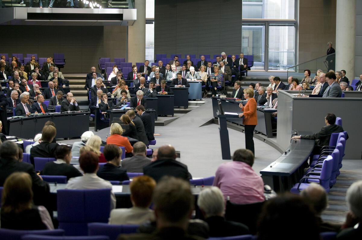 Blick ins Plenum, Bundeskanzlerin Dr. Angela Merkel, CDU/CSU, am Rednerpult.; Abgeordnete, MdB, Rede, redend, Geste, Gestik, Übersicht Merkel, Angela Blick ins Plenum, Bundeskanzlerin Dr. Angela Merkel, CDU/CSU, am Rednerpult.; Abgeordnete, MdB, Rede, redend, Geste, Gestik, Übersicht