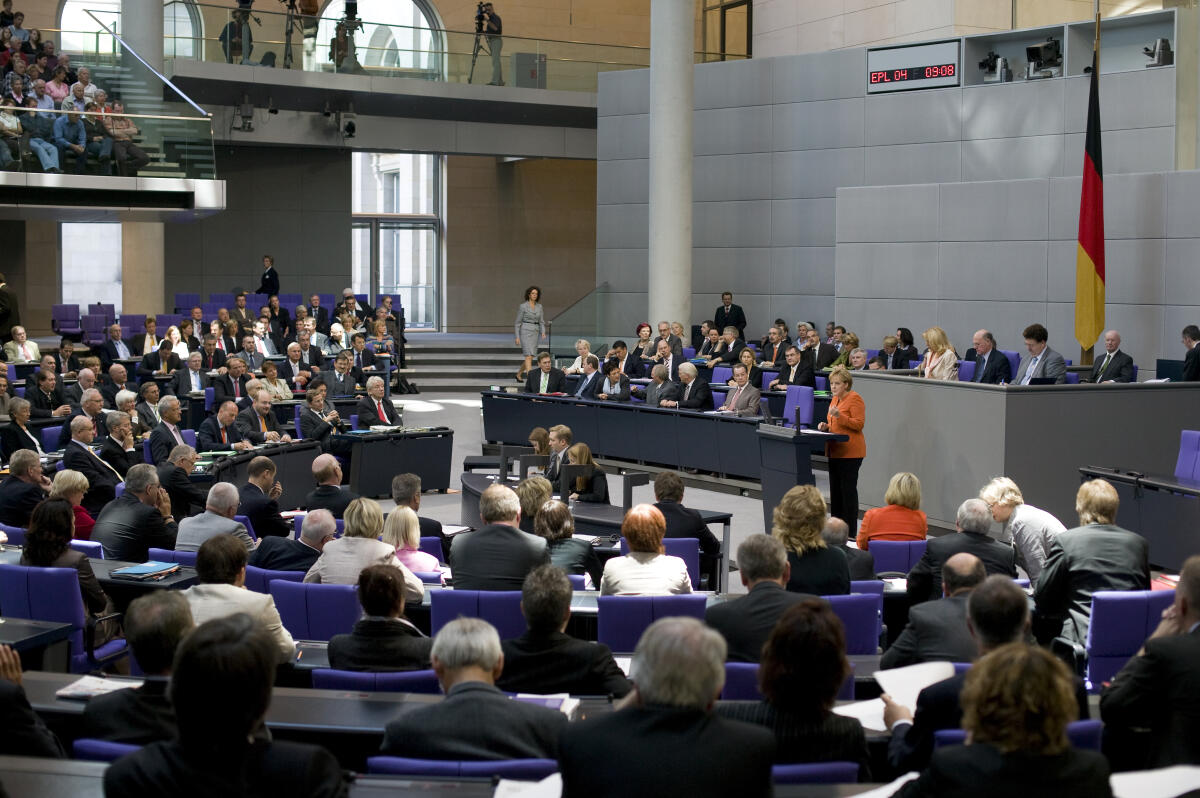 Blick ins Plenum, Bundeskanzlerin Dr. Angela Merkel, CDU/CSU, am Rednerpult.; Abgeordnete, MdB, Rede, redend, Geste, Gestik, Übersicht Merkel, Angela Blick ins Plenum, Bundeskanzlerin Dr. Angela Merkel, CDU/CSU, am Rednerpult.; Abgeordnete, MdB, Rede, redend, Geste, Gestik, Übersicht