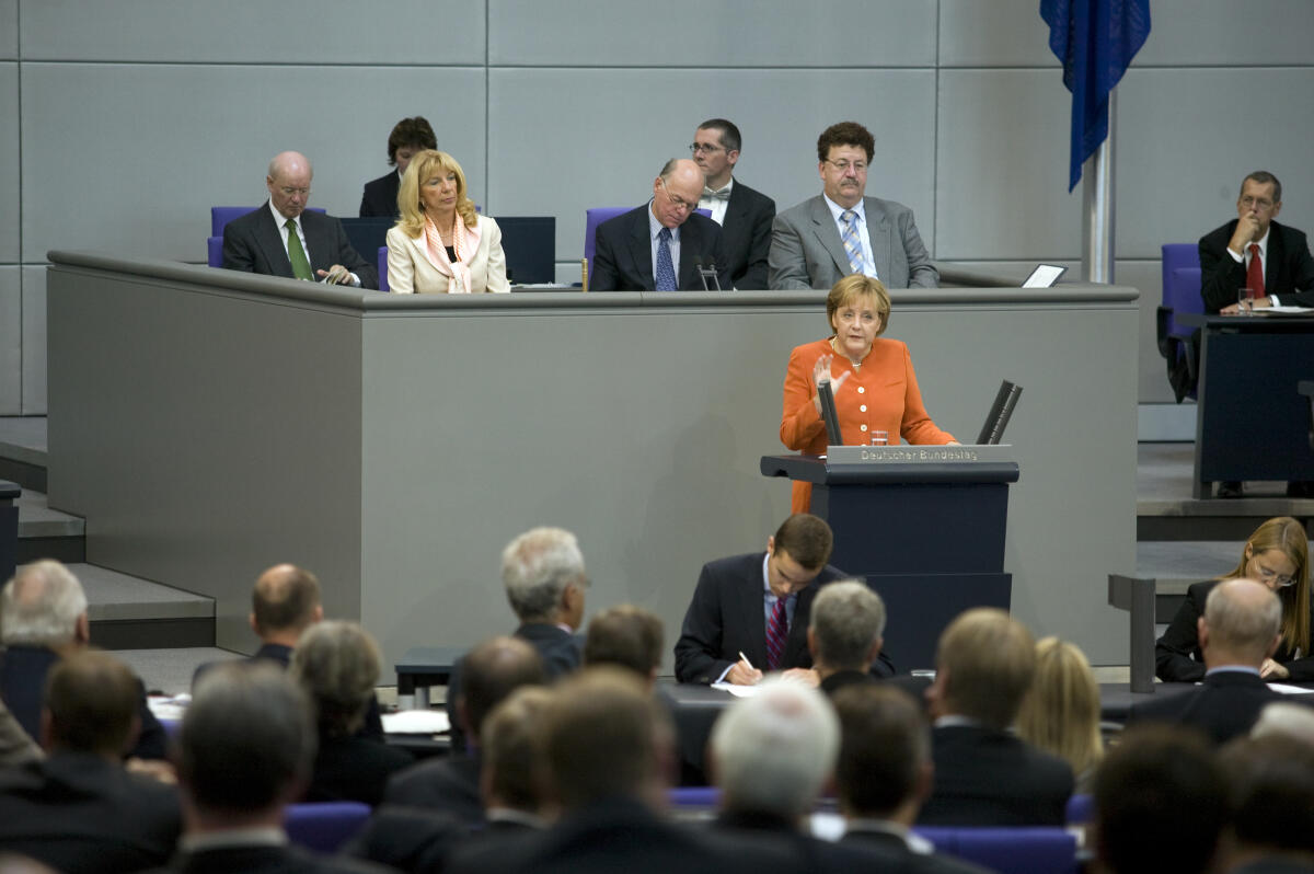 Merkel, Angela Blick ins Plenum, Bundeskanzlerin Dr. Angela Merkel, CDU/CSU, am Rednerpult.; Abgeordnete, MdB, Rede, redend, Geste, Gestik, Übersicht