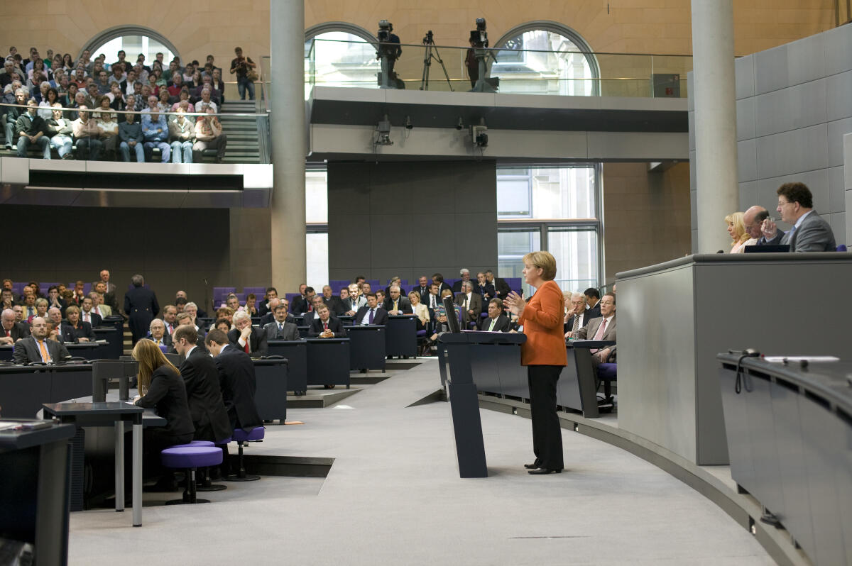 Merkel, Angela Blick ins Plenum, Bundeskanzlerin Dr. Angela Merkel, CDU/CSU, am Rednerpult.; Abgeordnete, MdB, Rede, redend, Geste, Gestik, Übersicht