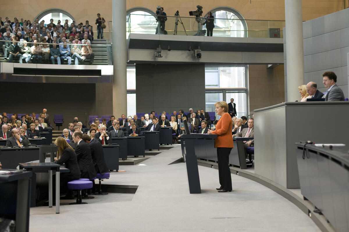 Blick ins Plenum, Bundeskanzlerin Dr. Angela Merkel, CDU/CSU, am Rednerpult.; Abgeordnete, MdB, Rede, redend, Geste, Gestik, Übersicht Merkel, Angela Blick ins Plenum, Bundeskanzlerin Dr. Angela Merkel, CDU/CSU, am Rednerpult.; Abgeordnete, MdB, Rede, redend, Geste, Gestik, Übersicht