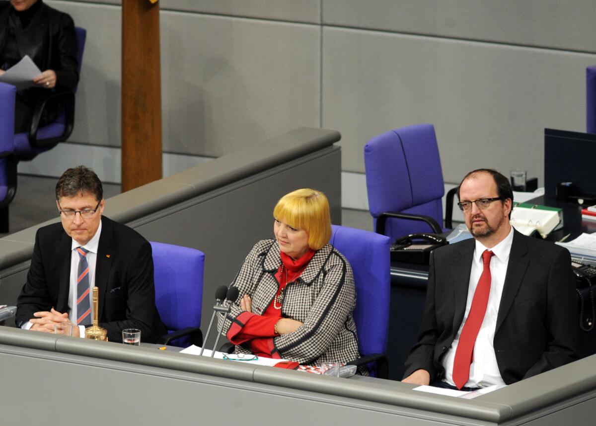 Schriftführer 8. Sitzung Deutscher Bundestag: Jens Koeppen, (li), CDU/CSU, Thomas Lutze, (re), DIE LINKE, Vorsitz: Bundestagsvizepräsidentin Claudia Roth, Bündnis 90/Die Grünen. Koeppen, Jens; Lutze, Thomas; Roth, Claudia Schriftführer 8. Sitzung Deutscher Bundestag: Jens Koeppen, (li), CDU/CSU, Thomas Lutze, (re), DIE LINKE, Vorsitz: Bundestagsvizepräsidentin Claudia Roth, Bündnis 90/Die Grünen.