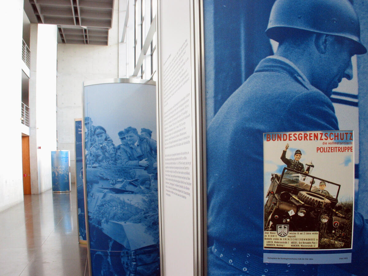  Ausstellung im Rahmen der Veranstaltungen zum 50jährigen Bestehen der Bundeswehr; "Entschieden für Frieden - 50 Jahre Bundeswehr"; Die Ausstellung vom Militärgeschichtlichen Forschungsamt Potsdam ist sehen vom 27. Oktober bis 3. November 2005.; Ausstellungsbereich im Paul-Löbe-Haus; Blick in die Ausstellung