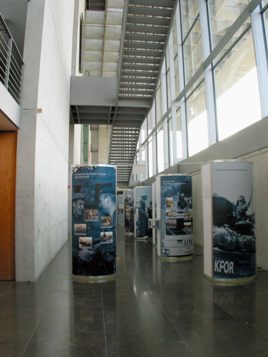 Ausstellung im Rahmen der Veranstaltungen zum 50jährigen Bestehen der Bundeswehr; "Entschieden für Frieden - 50 Jahre Bundeswehr"; Die Ausstellung vom Militärgeschichtlichen Forschungsamt Potsdam ist sehen vom 27. Oktober bis 3. November 2005.; Ausstellungsbereich im Paul-Löbe-Haus; Blick in die Ausstellung Ausstellung im Rahmen der Veranstaltungen zum 50jährigen Bestehen der Bundeswehr; "Entschieden für Frieden - 50 Jahre Bundeswehr"; Die Ausstellung vom Militärgeschichtlichen Forschungsamt Potsdam ist sehen vom 27. Oktober bis 3. November 2005.; Ausstellungsbereich im Paul-Löbe-Haus; Blick in die Ausstellung
