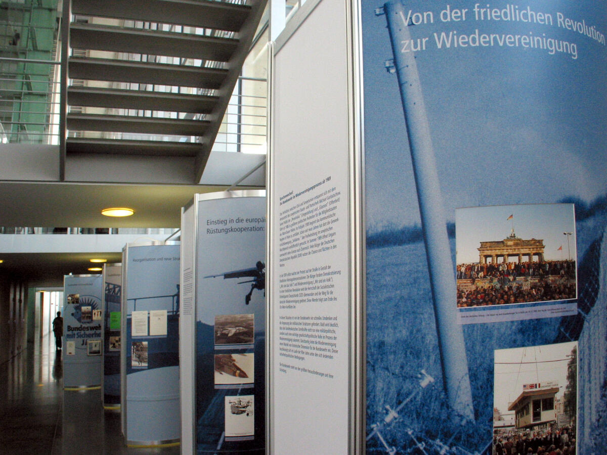  Ausstellung im Rahmen der Veranstaltungen zum 50jährigen Bestehen der Bundeswehr; "Entschieden für Frieden - 50 Jahre Bundeswehr"; Die Ausstellung vom Militärgeschichtlichen Forschungsamt Potsdam ist sehen vom 27. Oktober bis 3. November 2005.; Ausstellungsbereich im Paul-Löbe-Haus; Blick in die Ausstellung