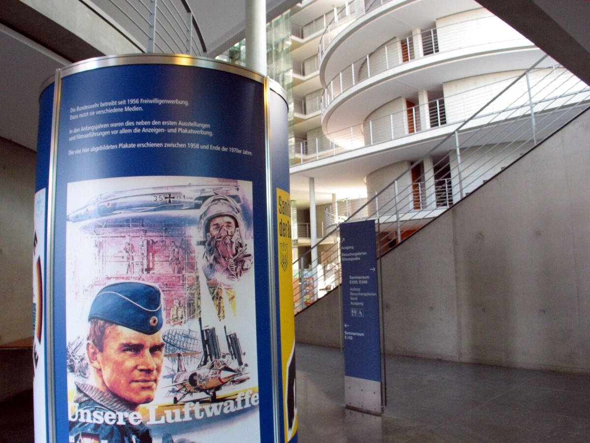  Ausstellung im Rahmen der Veranstaltungen zum 50jährigen Bestehen der Bundeswehr; "Entschieden für Frieden - 50 Jahre Bundeswehr"; Die Ausstellung vom Militärgeschichtlichen Forschungsamt Potsdam ist sehen vom 27. Oktober bis 3. November 2005.; Ausstellungsbereich im Paul-Löbe-Haus; Blick in die Ausstellung