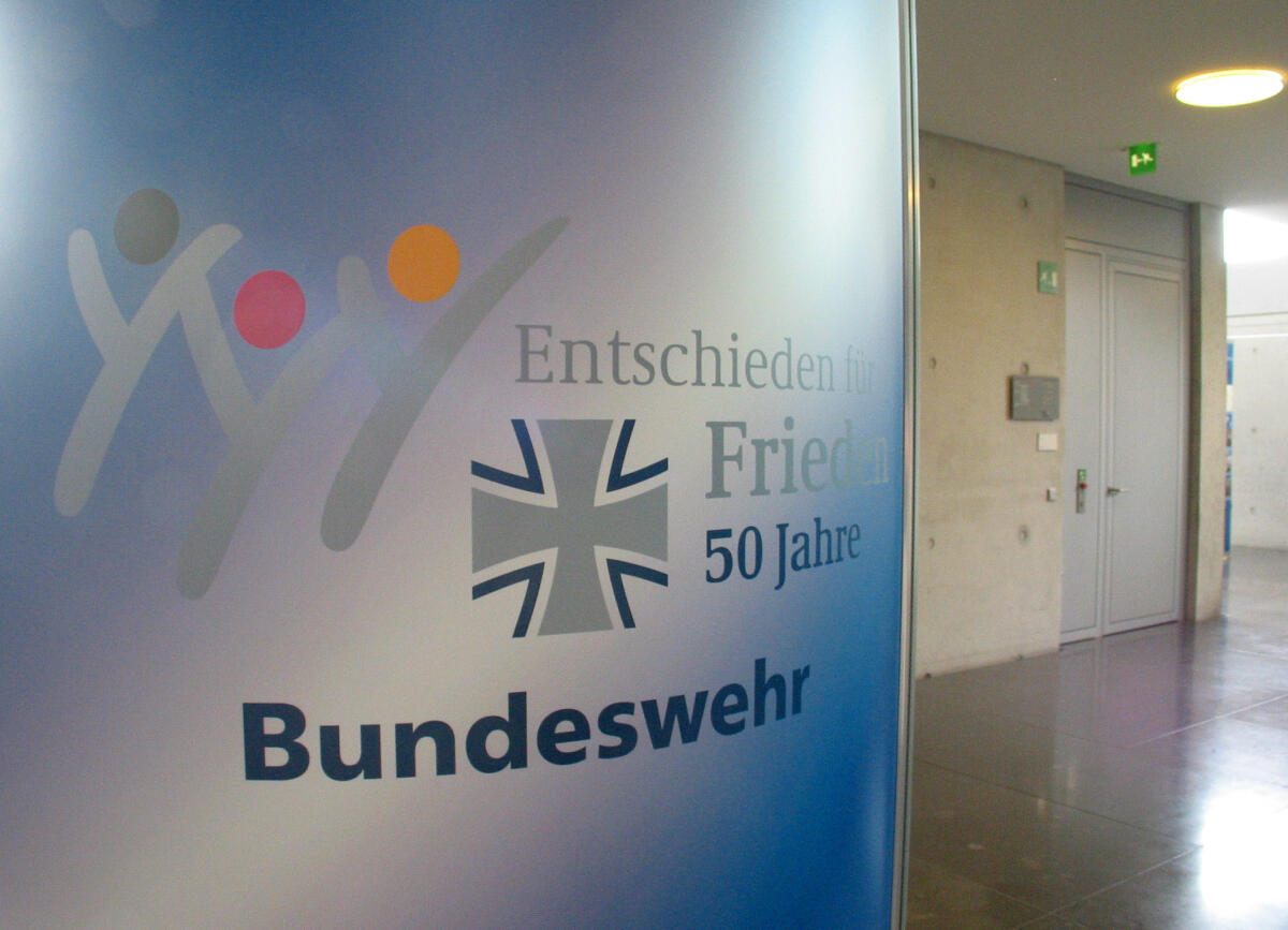  Ausstellung im Rahmen der Veranstaltungen zum 50jährigen Bestehen der Bundeswehr; "Entschieden für Frieden - 50 Jahre Bundeswehr"; Die Ausstellung vom Militärgeschichtlichen Forschungsamt Potsdam ist sehen vom 27. Oktober bis 3. November 2005.; Ausstellungsbereich im Paul-Löbe-Haus; Blick in die Ausstellung