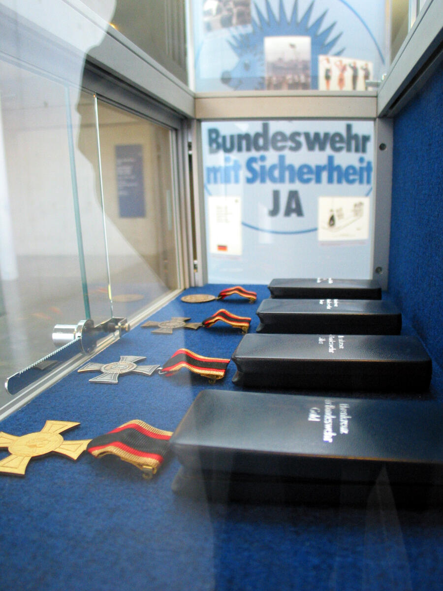  Ausstellung im Rahmen der Veranstaltungen zum 50jährigen Bestehen der Bundeswehr; "Entschieden für Frieden - 50 Jahre Bundeswehr"; Die Ausstellung vom Militärgeschichtlichen Forschungsamt Potsdam ist sehen vom 27. Oktober bis 3. November 2005.; Ausstellungsbereich im Paul-Löbe-Haus; Blick in die Ausstellung
