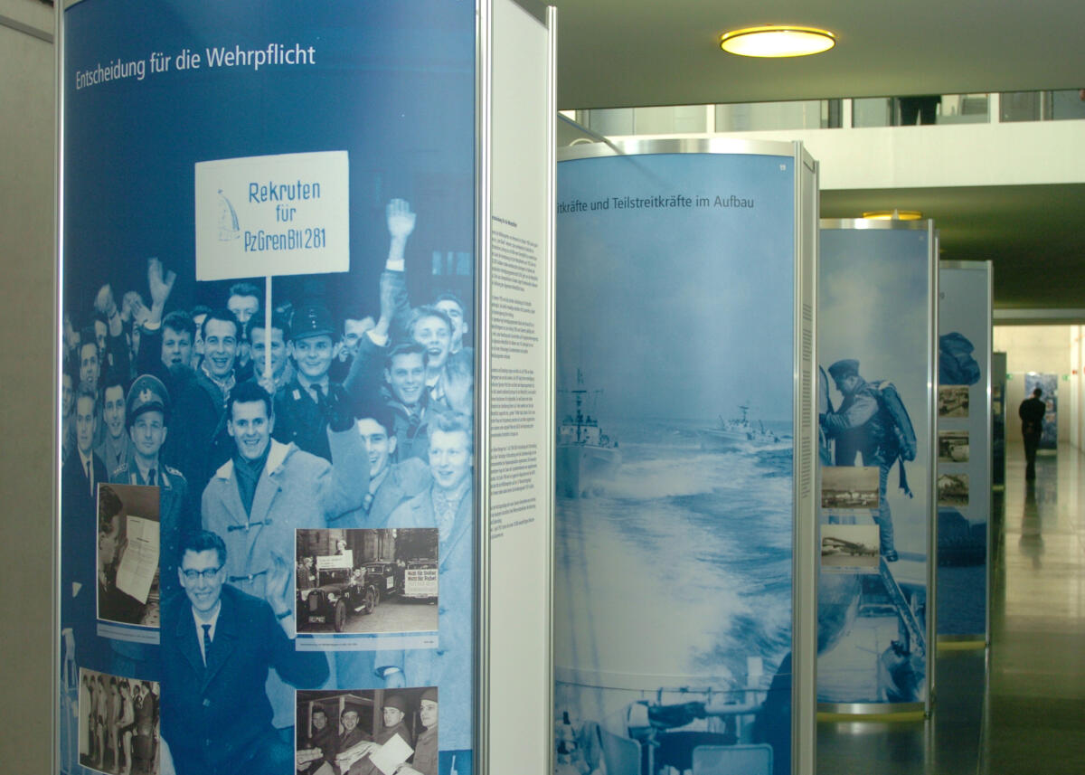  Entschieden für Frieden - 50 Jahre Bundeswehr, heißt eine Ausstellung über die Bundeswehr im Paul-Löbe-Haus.
