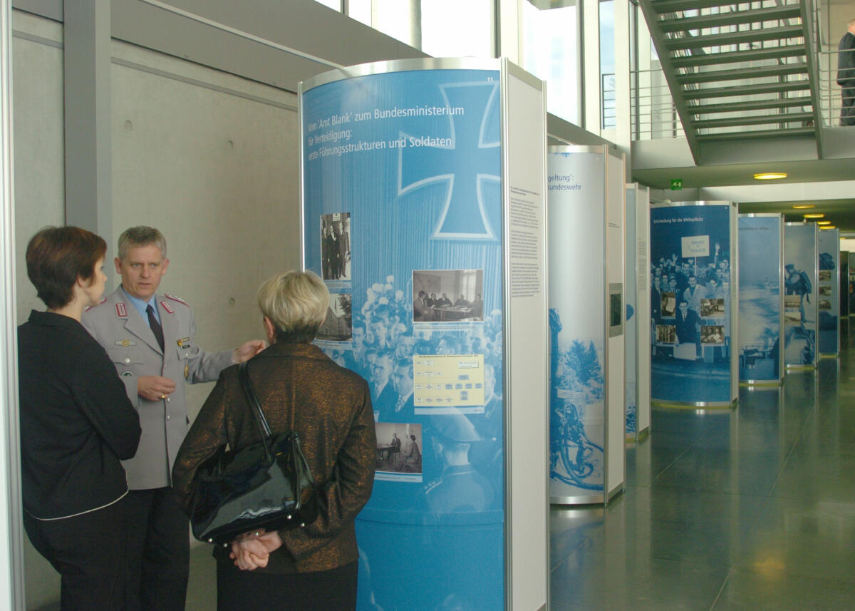  "Entschieden für Frieden - 50 Jahre Bundeswehr", heißt eine Ausstellung über die Bundeswehr im Paul-Löbe-Haus.