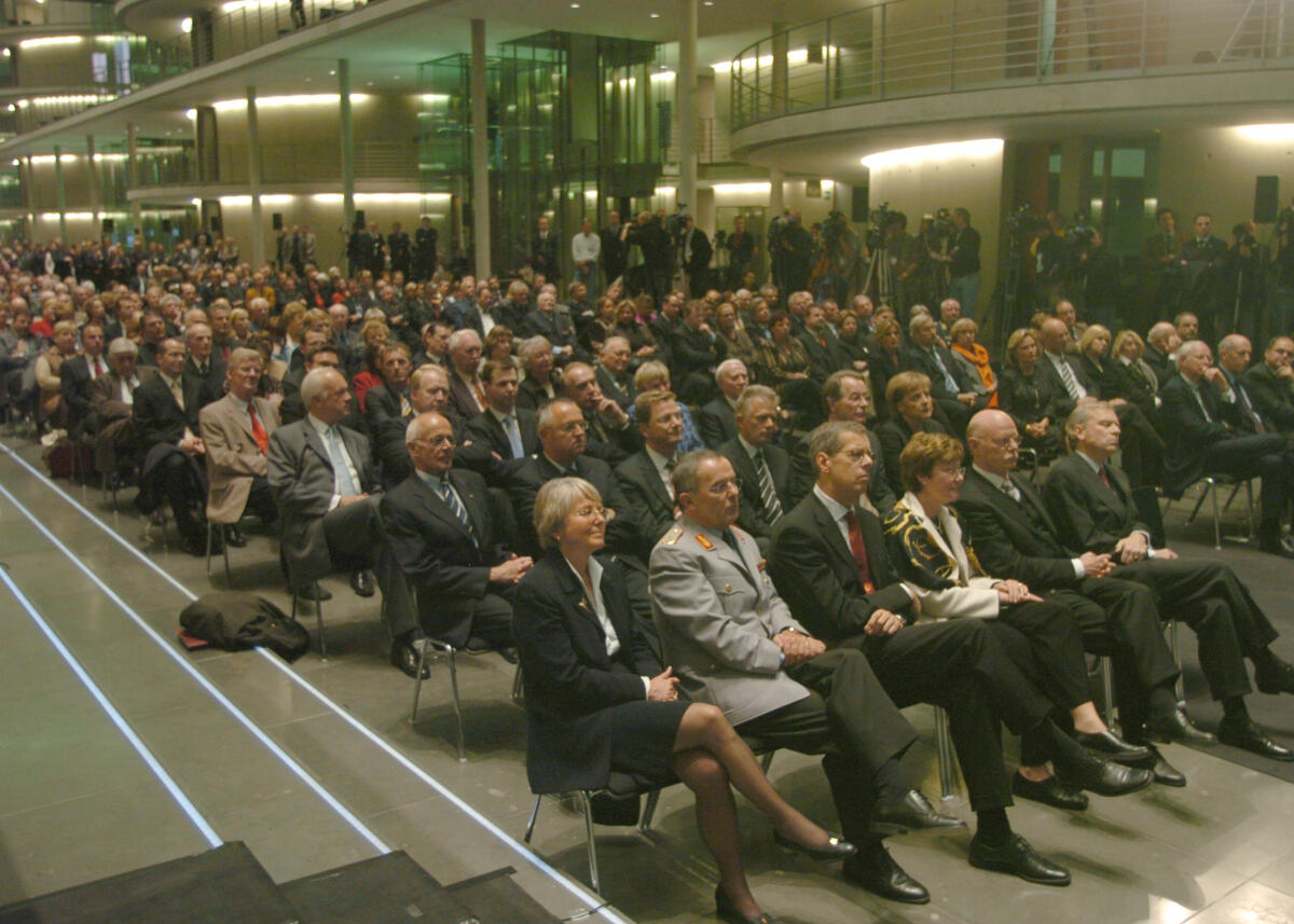  Empfang aus Anlass des 50-jährigen Bestehens der Bundeswehr im Paul-Löbe-Haus mit anschliessendem Zapfenstreich auf dem Platz der Republik auf der Westseite des Reichstagsgebäudes.