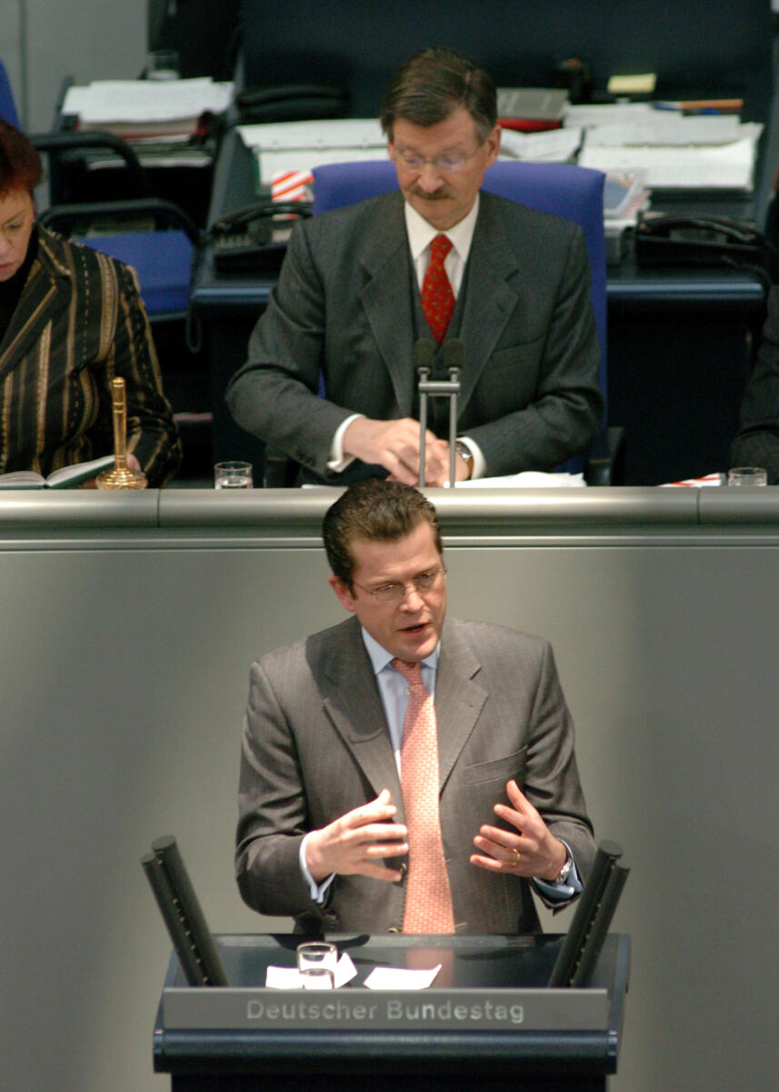 Guttenberg, Karl-Theodor Freiherr zu; Solms, Hermann Otto Karl-Theodor Freiherr von und zu Guttenberg, CDU/CSU, MdB, Rede im Deutschen Bundestag, 14. Sitzung, ZP2, Thema: Auseinandersetzung um das iranische Atomprogramm, Vorsitz: Bundestagsvizepräsident Dr. Hermann Otto Solms, FDP.; Bundestagsabgeordneter, Abgeordneter, Rednerpult, Gestik, Geste