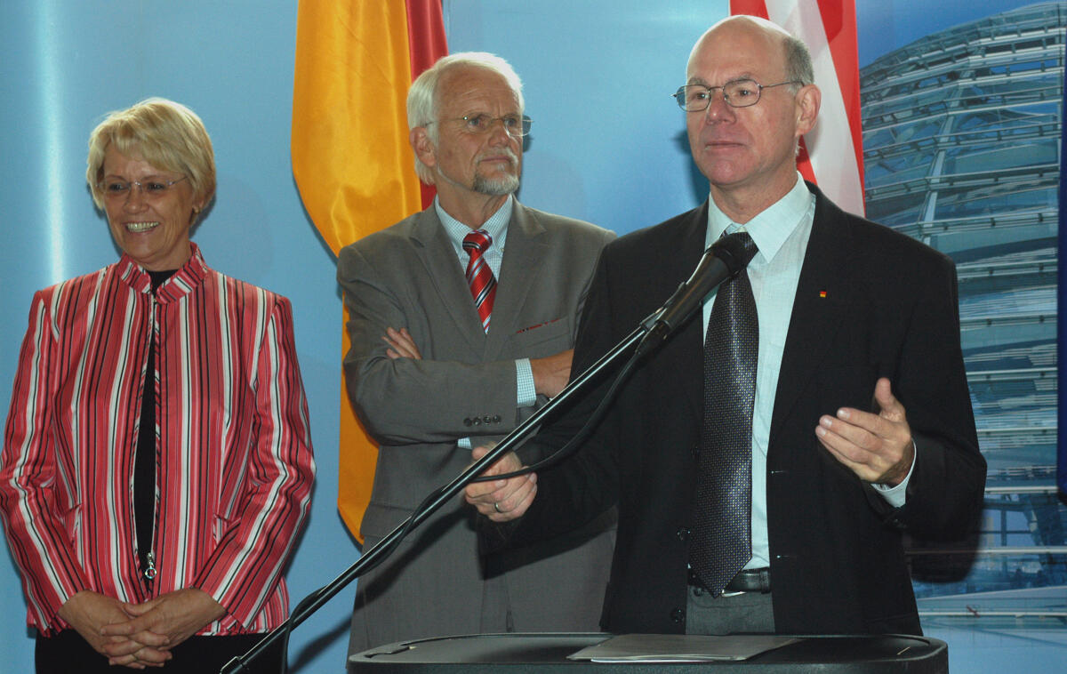 Bundestagspräsident Dr. Norbert Lammert, CDU/CSU, (li), Bundestagsvizepräsidentin Dr. h. c. Susanne Kastner, SPD, (re) Schirmherrin der Jugendmedientage, sowie der Wolfgang Börnsen, CDU/CSU, (mitte) Berichterstatter für Internationale Austauschprogramme, begrüßen 600 Teilnehmerinnen und Teilnehmer der Jugendmedientage in Berlin sowie 370 junge Stipendiaten aus den USA, die sich im Rahmen des Parlamentarischen Patenschafts-Programms von US-Kongress und Bundestag in Deutschland aufhalten. Lammert, Norbert; Kastner, Susanne; Börnsen, Wolfgang Bundestagspräsident Dr. Norbert Lammert, CDU/CSU, (li), Bundestagsvizepräsidentin Dr. h. c. Susanne Kastner, SPD, (re) Schirmherrin der Jugendmedientage, sowie der Wolfgang Börnsen, CDU/CSU, (mitte) Berichterstatter für Internationale Austauschprogramme, begrüßen 600 Teilnehmerinnen und Teilnehmer der Jugendmedientage in Berlin sowie 370 junge Stipendiaten aus den USA, die sich im Rahmen des Parlamentarischen Patenschafts-Programms von US-Kongress und Bundestag in Deutschland aufhalten.