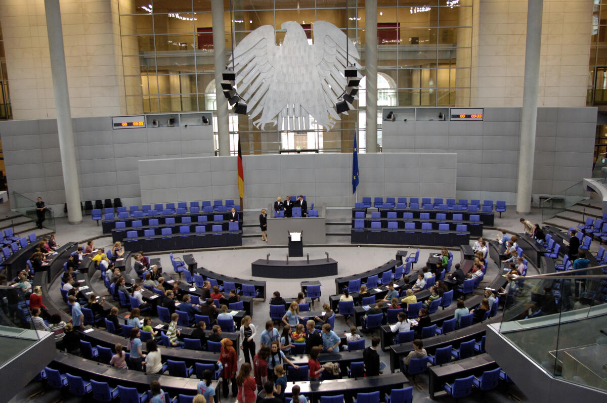 Am 21.5.2006 kamen die Teilnehmer der Jugendmedientage im Plenarsaal des Deutschen Bundestages zur Abschlussveranstaltung zusammen.; Es wurden Erfahrungsberichte vorgetragen und es wurde mit Politikern der verschiedenen Fraktionen diskutiert.; Blick in den Plenarsaal, Übersicht, Adler voner, Frontale, Am 21.5.2006 kamen die Teilnehmer der Jugendmedientage im Plenarsaal des Deutschen Bundestages zur Abschlussveranstaltung zusammen.; Es wurden Erfahrungsberichte vorgetragen und es wurde mit Politikern der verschiedenen Fraktionen diskutiert.; Blick in den Plenarsaal, Übersicht, Adler voner, Frontale,