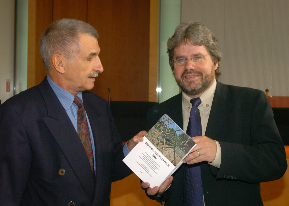 Hoppe, Thilo; Mutz, Reinhard Übergabe des "Friedensgutachten 2006"  durch Vertreter von friedenswissenschaftlichen Forschungsinistituten an den Vorsitzenden des Ausschusses für wirtschaftliche Zusammenarbeit und Entwicklung, Thilo Hoppe, Bündnis90/Die Grünen (re); hier: Dr. Reinhard Mutz  (li)