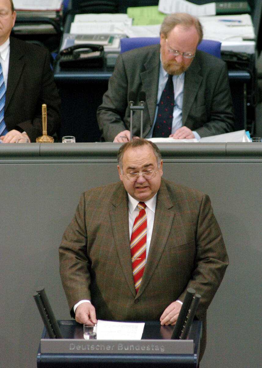 Bernd Siebert, MdB, CDU/CSU, Rede, Deutscher Bundestag, 37.Sitzung, TOP 3, Thema: Beteiligung deutscher Streitkräfte EUFOR RD CONGO, Vorsitz: Bundestagsvizepräsident Dr. h. c. Wolfgang Thierse, SPD.; Rednerpult. Siebert, Bernd; Thierse, Wolfgang Bernd Siebert, MdB, CDU/CSU, Rede, Deutscher Bundestag, 37.Sitzung, TOP 3, Thema: Beteiligung deutscher Streitkräfte EUFOR RD CONGO, Vorsitz: Bundestagsvizepräsident Dr. h. c. Wolfgang Thierse, SPD.; Rednerpult.