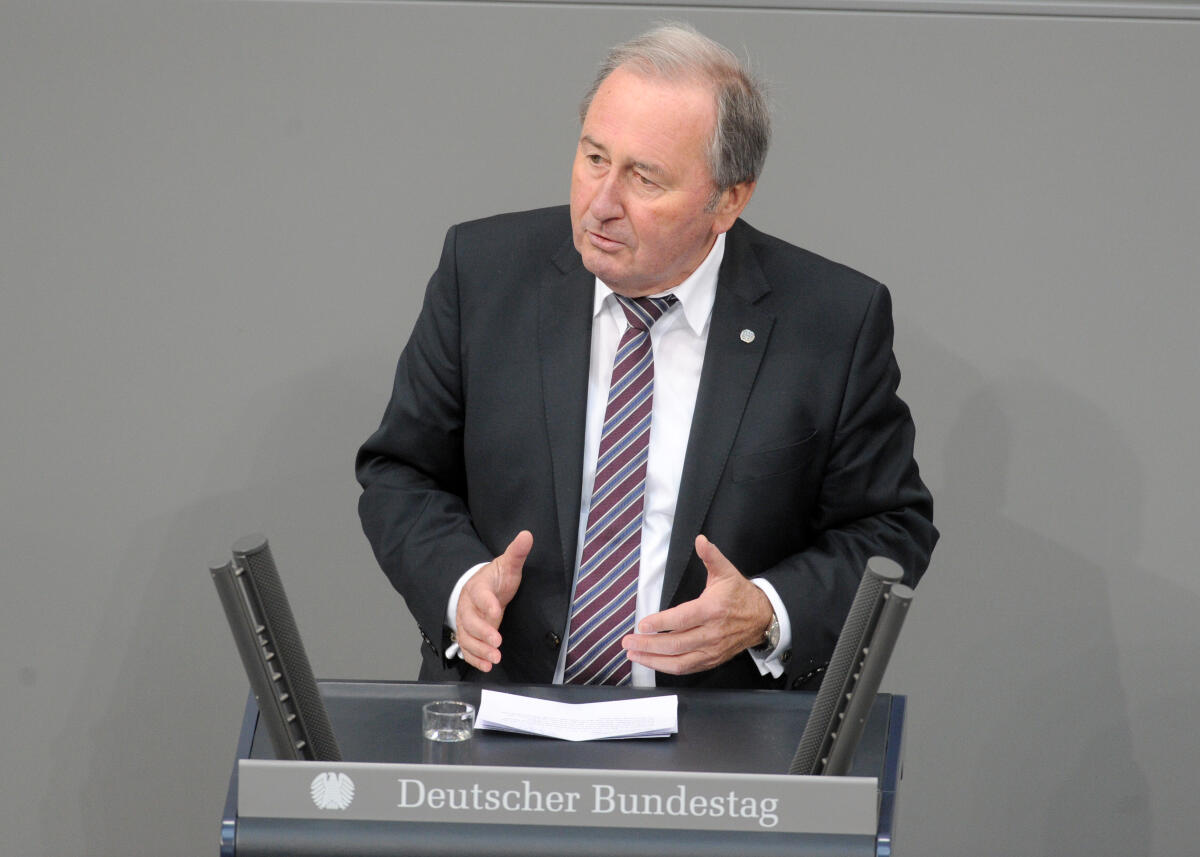 Hans-Werner Kammer, CDU/CSU, Bundestagsabgeordneter, Abgeordneter, Mitglied Deutscher Bundestag, MdB, Rede, 228. Sitzung, Top 3, Thema: Maritime Wirtschaft.; Rednerpult. Kammer, Hans-Werner Hans-Werner Kammer, CDU/CSU, Bundestagsabgeordneter, Abgeordneter, Mitglied Deutscher Bundestag, MdB, Rede, 228. Sitzung, Top 3, Thema: Maritime Wirtschaft.; Rednerpult.