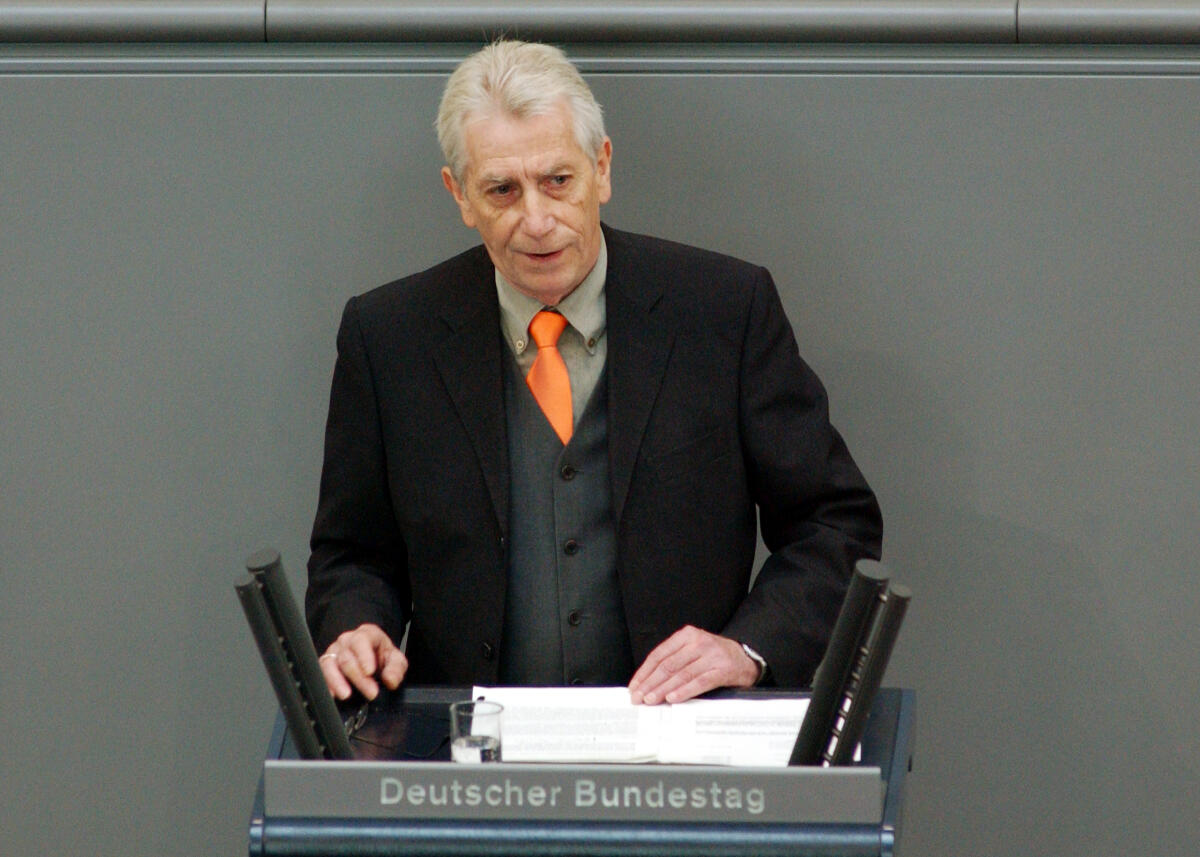 Wolfgang Gehrcke, MdB, DIE LINKE., Rede, Deutscher Bundestag, 37.Sitzung, TOP 3, Thema: Beteiligung deutscher Streitkräfte EUFOR RD CONGO.; Rednerpult. Gehrcke, Wolfgang Wolfgang Gehrcke, MdB, DIE LINKE., Rede, Deutscher Bundestag, 37.Sitzung, TOP 3, Thema: Beteiligung deutscher Streitkräfte EUFOR RD CONGO.; Rednerpult.