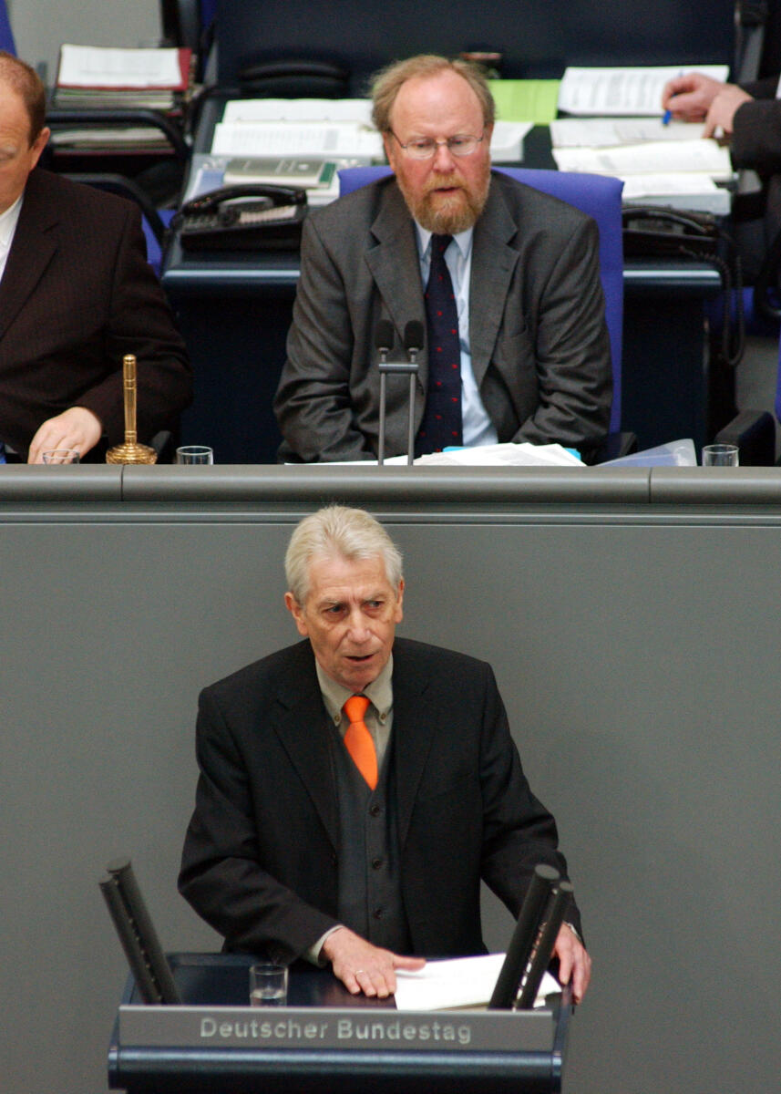 Wolfgang Gehrcke, MdB, DIE LINKE., Rede, Deutscher Bundestag, 37.Sitzung, TOP 3, Thema: Beteiligung deutscher Streitkräfte EUFOR RD CONGO, Vorsitz: Bundestagsvizepräsident Dr. h. c. Wolfgang Thierse, SPD.; Rednerpult. Gehrcke, Wolfgang; Thierse, Wolfgang Wolfgang Gehrcke, MdB, DIE LINKE., Rede, Deutscher Bundestag, 37.Sitzung, TOP 3, Thema: Beteiligung deutscher Streitkräfte EUFOR RD CONGO, Vorsitz: Bundestagsvizepräsident Dr. h. c. Wolfgang Thierse, SPD.; Rednerpult.