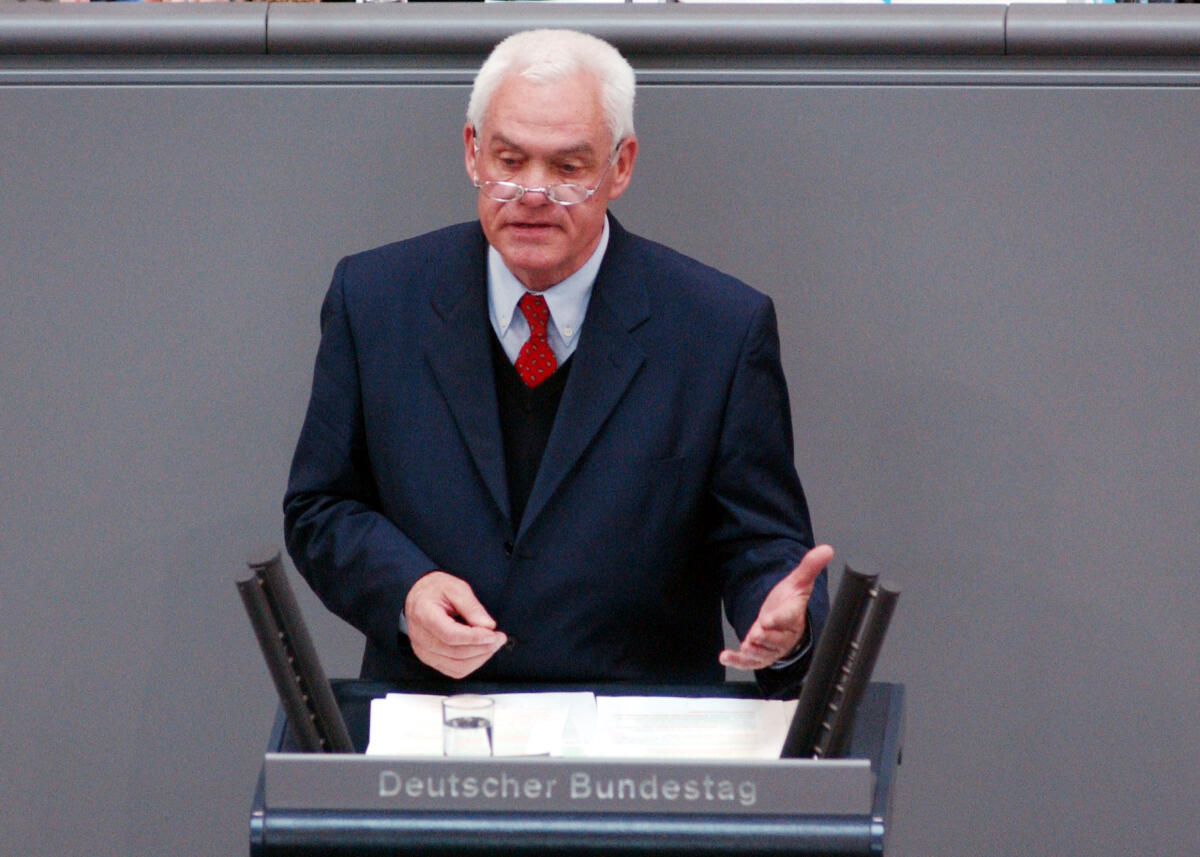 Raidel, Hans Hans Raidel, MdB, CDU/CSU, Rede, Deutscher Bundestag, 37.Sitzung, TOP 3, Thema: Beteiligung deutscher Streitkräfte EUFOR RD CONGO.

Rednerpult.