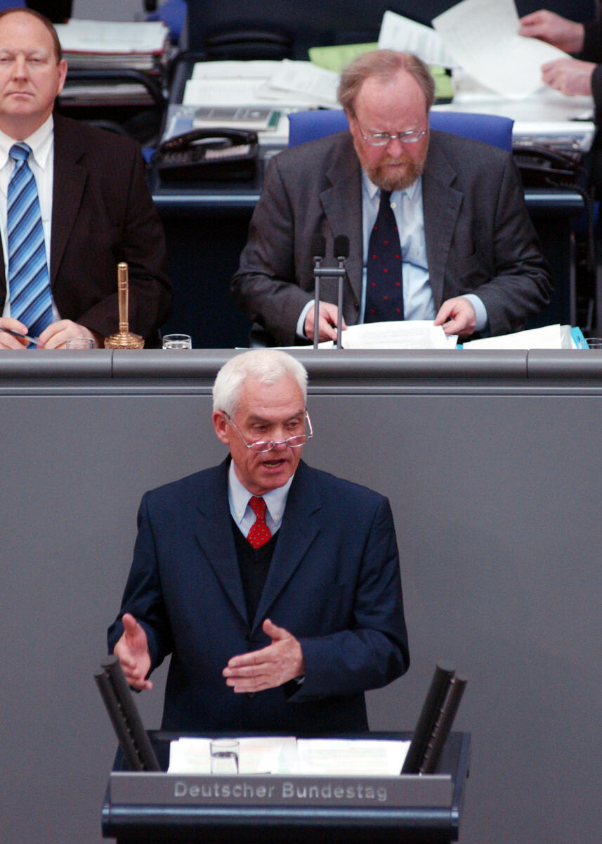 Raidel, Hans; Thierse, Wolfgang Hans Raidel, MdB, CDU/CSU, Rede, Deutscher Bundestag, 37.Sitzung, TOP 3, Thema: Beteiligung deutscher Streitkräfte EUFOR RD CONGO, Vorsitz: Bundestagsvizepräsident Dr. h. c. Wolfgang Thierse, SPD.; Rednerpult.