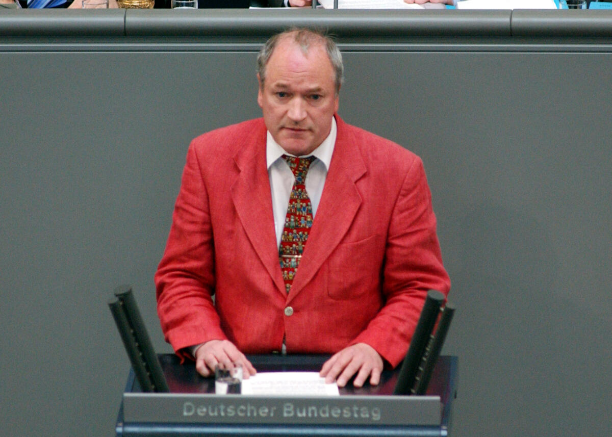 Winkelmeier, Gert Gert Winkelmeier, MdB, frasktionslos, Rede, Deutscher Bundestag, 37.Sitzung, TOP 3, Thema: Beteiligung deutscher Streitkräfte EUFOR RD CONGO.

Rednerpult.