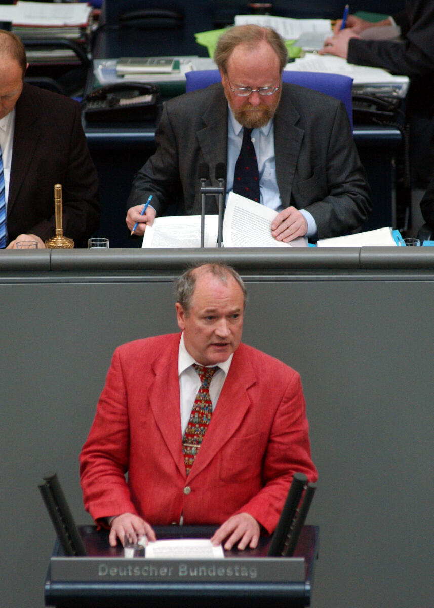 Winkelmeier, Gert; Thierse, Wolfgang Gert Winkelmeier, MdB, frasktionslos, Rede, Deutscher Bundestag, 37.Sitzung, TOP 3, Thema: Beteiligung deutscher Streitkräfte EUFOR RD CONGO, Vorsitz: Bundestagsvizepräsident Dr. h. c. Wolfgang Thierse, SPD.; Rednerpult.