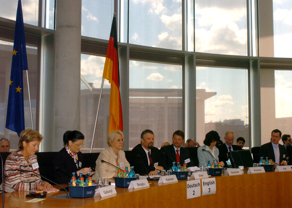 Kastner, Susanne; Erler, Gernot Unter der Schirmherrschaft der Bundestagsvizepräsidentin Dr. h. c. Susanne Kastner (3. v.l.), SPD, und Gernot Erler, SPD, findet die internationale Konferenz Bulgarien und Rumänien vor dem EU-Beitritt. Bestandsaufnahme und Herausforderungen statt.; Unter den Teilnehmern aus Politik, Wirtschaft und Wissenschaft sind auch hochrangige Vertreter der Parlamente der beiden Beitrittsländer: Präsident des Rumänischen Senats Nicolae Vacariou und Präsident der Bulgarischen Nationalversammlung Georgi Pirinski.