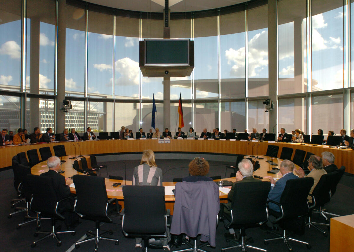 Kastner, Susanne Unter der Schirmherrschaft der Bundestagsvizepräsidentin Dr. h. c. Susanne Kastner, SPD, findet die internationale Konferenz Bulgarien und Rumänien vor dem EU-Beitritt. Bestandsaufnahme und Herausforderungen statt.; Unter den Teilnehmern aus Politik, Wirtschaft und Wissenschaft sind auch hochrangige Vertreter der Parlamente der beiden Beitrittsländer: Präsident des Rumänischen Senats Nicolae Vacariou und Präsident der Bulgarischen Nationalversammlung Georgi Pirinski.