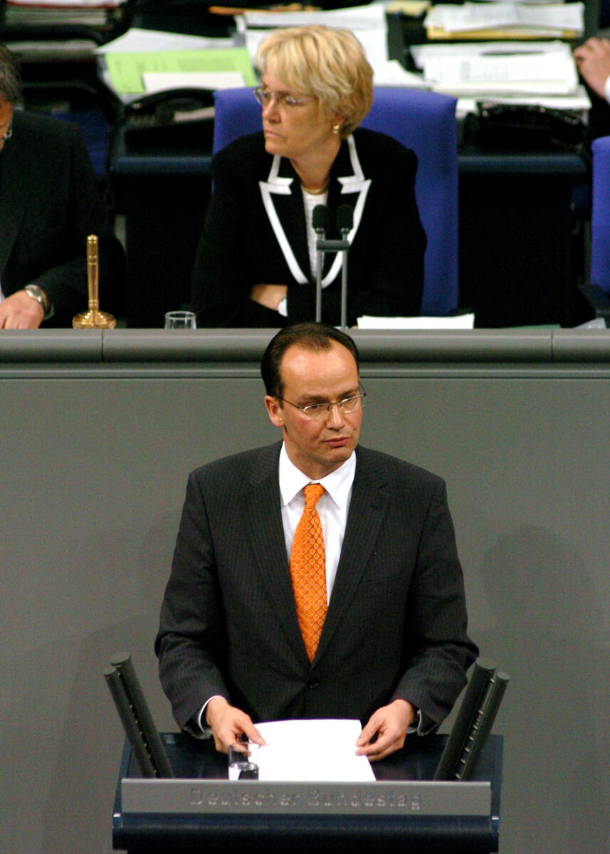 Kastner, Susanne; Krichbaum, Gunther Gunther Krichbaum, MdB, CDU/CSU, Rede, Deutscher Bundestag, 37.Sitzung, TOP 15, Thema: "" Vorsitz: Bundestagsvizepräsidentin Dr. h. c. Susanne Kastner, SPD.; Rednerpult