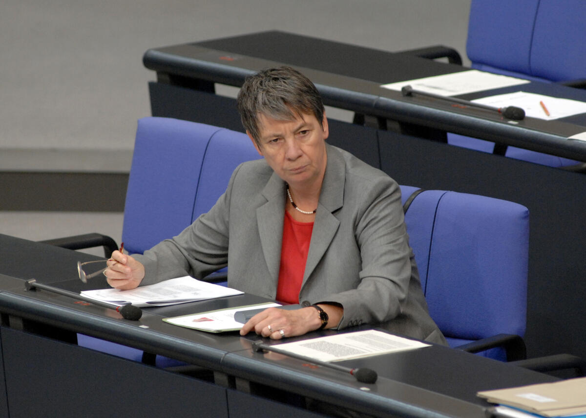Dr. Barbara Hendricks, SPD, Parl. Staatssekretärin, während der Befragung der Bundesregierung auf der Regierungsbank. Hendricks, Barbara Dr. Barbara Hendricks, SPD, Parl. Staatssekretärin, während der Befragung der Bundesregierung auf der Regierungsbank.