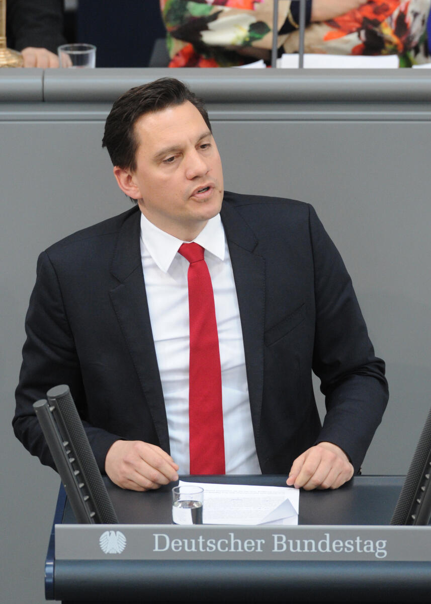 Fechner, Johannes Dr. Johannes Fechner, SPD, Bundestagsabgeordneter, Abgeordneter, Mitglied Deutscher Bundestag, MdB, Rede, 221. Sitzung, Top 4, Thema: Kündigungsschutz für Mieter und Mietpreisbremse, Redner 7.; Rednerpult.