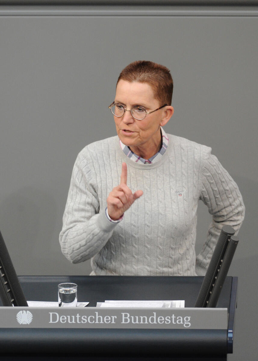 Dr. Petra Sitte, DIE LINKE, Bundestagsabgeordnete, Abgeordnete, Mitglied Deutscher Bundestag, MdB, Rede, 225. Sitzung, Top 3, Thema: Arbeit 4.0 - Arbeitswelt von morgen, Redner 7.; Rednerpult. Sitte, Petra Dr. Petra Sitte, DIE LINKE, Bundestagsabgeordnete, Abgeordnete, Mitglied Deutscher Bundestag, MdB, Rede, 225. Sitzung, Top 3, Thema: Arbeit 4.0 - Arbeitswelt von morgen, Redner 7.; Rednerpult.