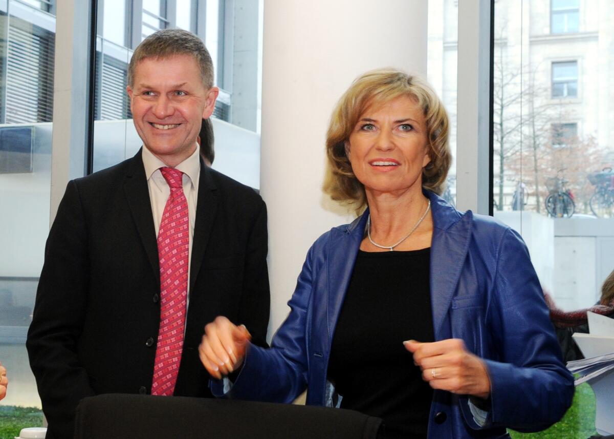 Erik Solheim, Vorsitzender OECD's Development Assistance Committee DAC, ist zu Gast im Ausschuss des Deutschen Bundestages für wirtschaftliche Zusammenarbeit und Entwicklung. Die Sitzung wird von der Vorsitzenden des Ausschusses, Dagmar G. Wöhrl, CDU/CSU, geleitet. Wöhrl, Dagmar G.; Solheim, Erik Erik Solheim, Vorsitzender OECD's Development Assistance Committee DAC, ist zu Gast im Ausschuss des Deutschen Bundestages für wirtschaftliche Zusammenarbeit und Entwicklung. Die Sitzung wird von der Vorsitzenden des Ausschusses, Dagmar G. Wöhrl, CDU/CSU, geleitet.