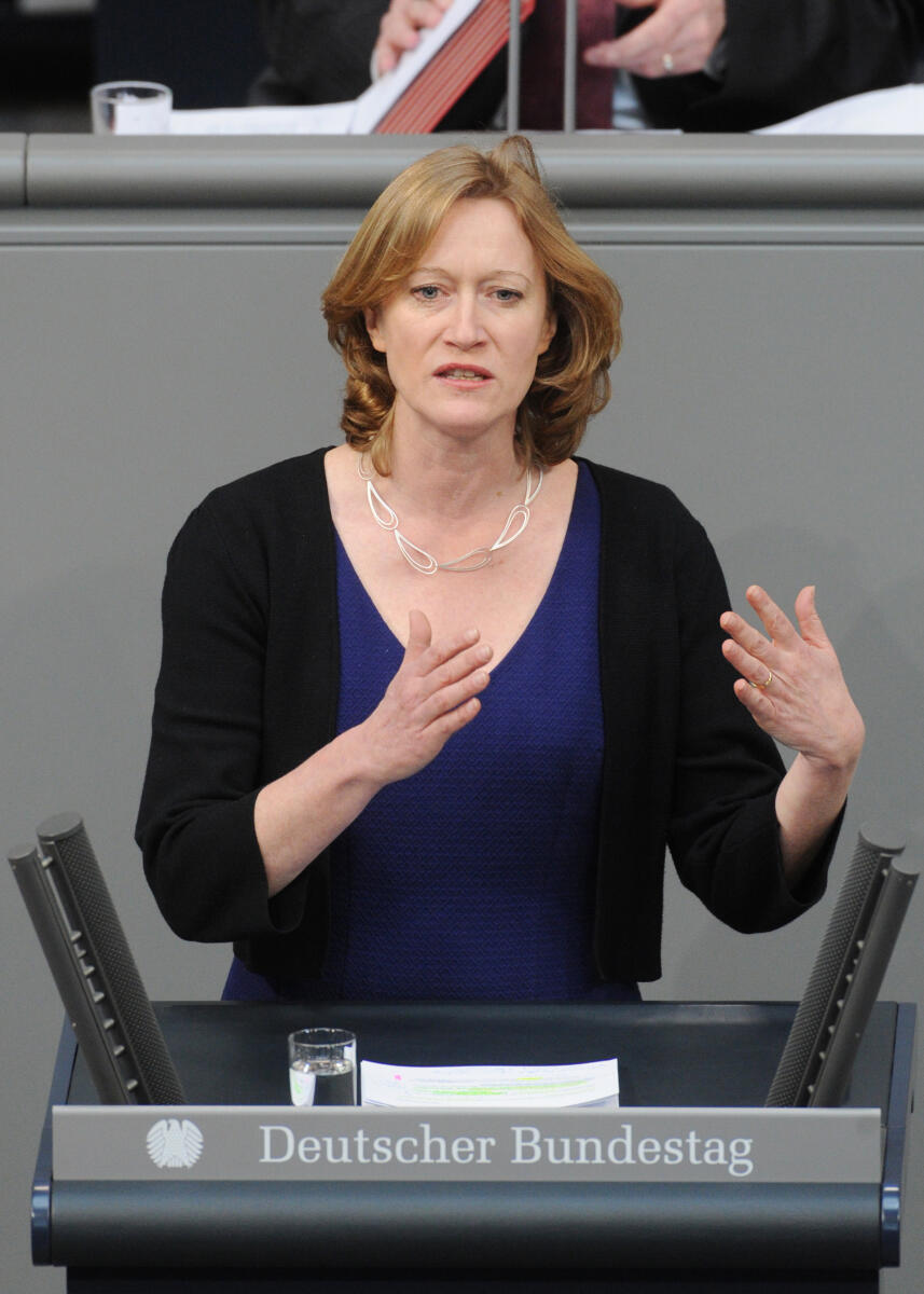 Kerstin Andreae, Bündnis 90/Die Grünen, Bundestagsabgeordnete, Abgeordnete, Mitglied Deutscher Bundestag, MdB, Rede, 225. Sitzung, Top 3, Thema: Arbeit 4.0 - Arbeitswelt von morgen, Redner 1.; Rednerpult. Andreae, Kerstin Kerstin Andreae, Bündnis 90/Die Grünen, Bundestagsabgeordnete, Abgeordnete, Mitglied Deutscher Bundestag, MdB, Rede, 225. Sitzung, Top 3, Thema: Arbeit 4.0 - Arbeitswelt von morgen, Redner 1.; Rednerpult.